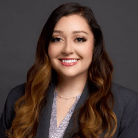 Headshot of Laurie De La Cruz.